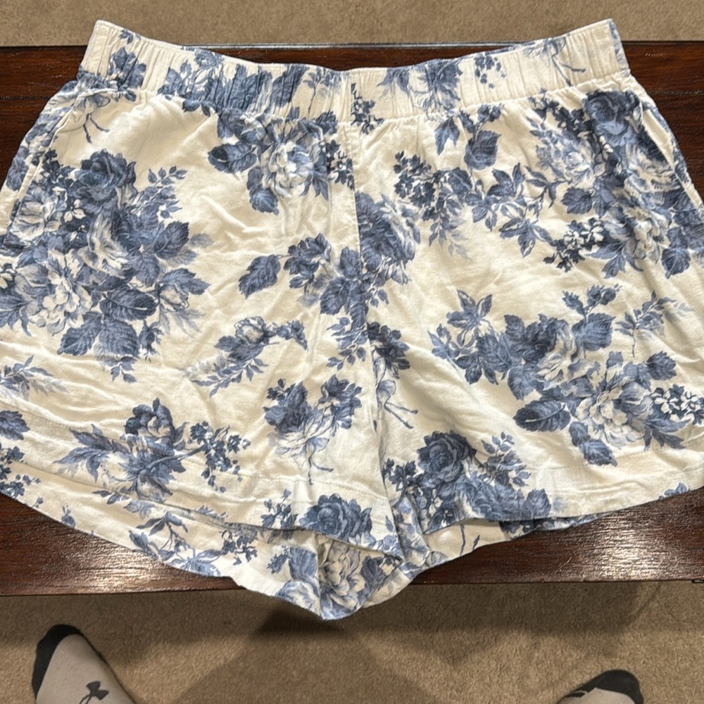 Abercrombie & Fitch Cream Shorts with Blue Floral Print - Picture 9 of 9